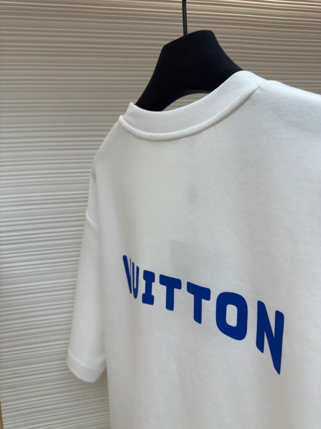 LOUIS VUITTON ●Description: 100% pure cotton texture, soft and waxy, and first-class skin-friendly. There is no itching feeling when worn on the body, especially suitable for wearing close to the body! The printing pattern on the chest, the blue printing color is rich and pure, accurately leaking onto the T-shirt along the screen, printing full colors over and over again, The high-temperature fixation locks the ink and the pure cotton fabric firmly, so that the printing not only feels slightly raised and three-dimensional, but the overall alignment is straight and delicate, the fabric is comfortable and soft, and the color is consistent without color difference. It can be matched with the same style to create a fashionable look and control various occasions. Customized accessories, complete with three standards, the same style for men and women!